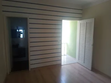 carpete de madeira  painel de tvs,  armarios duas sacadas portao eletronico uma vaga coberta, pia gabinete cozinha e wc