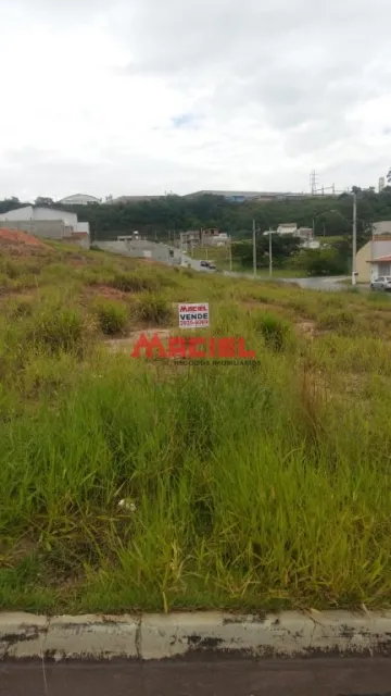 Lote com leve declive e bem localizado no bairro.