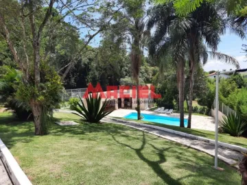 Linda Casa Quinta das Flores, com piscina, quadra, ampla área de jardim, 4.800M2 AT, 200m2 AC, CONFIRA