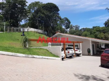 Linda Casa Quinta das Flores, com piscina, quadra, ampla área de jardim, 4.800M2 AT, 200m2 AC, CONFIRA