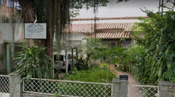 Casa térrea com 03 quartos - necessita reforma