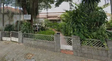 Casa térrea com 03 quartos - necessita reforma