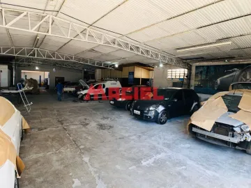 EXCELENTE GALPÃO, 40 GARAGENS, OTIMA LOCALIZAÇÃO, POSSIBILIDADE DE CONSTRUIR PREDIO ATE 15 ANDARES