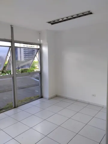 Sala comercial no Jardim São Dimas, centro da cidade no edifício Market Center, com 1 vaga de garagem e wc, encima do cartorio, MELHOR VALOR DO PREDIO.