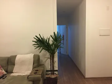 Apartamento mobiliado com piso laminado.