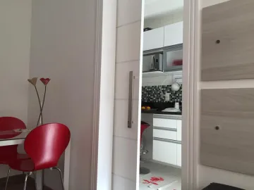 Apartamento mobiliado com piso laminado.