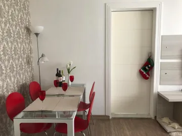 Apartamento mobiliado com piso laminado.