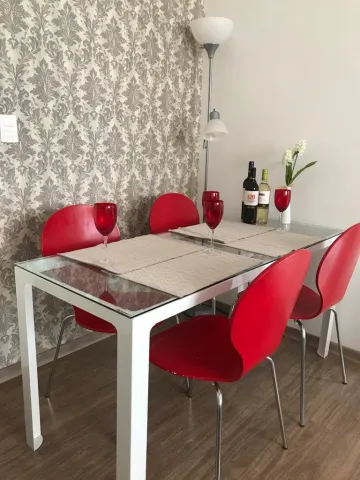 Apartamento mobiliado com piso laminado.