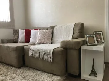 Apartamento mobiliado com piso laminado.