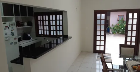 Casa COM 3 DORMITÓRIOS SENDO UMA SUÍTE.