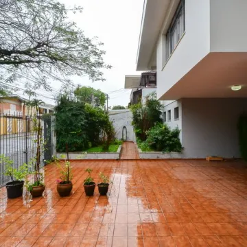 Maravilhosa casa em bairro residencial muito arborizado, seguro e sossegado