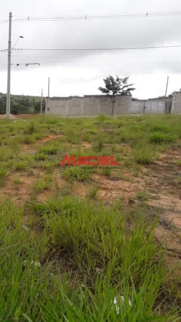 Lote totalmente plano e bem localizado no bairro.