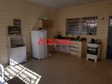 EXCELENTE CASA AMPLA E AREJADA COM QUINTA GRANDE IDEAL PRA CONSTRUIR EDICULA.