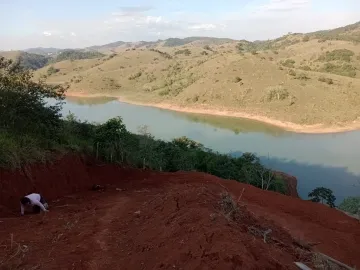 terreno com 3000 mil metros em Jambeiro na beiranda da repressa, respeitando o recuo de lei, fica na saida do km 20 da rodovia dos tamoios, aceita carro altomatico ate R$ 50.000.00 COMO PARTE DE PGTO