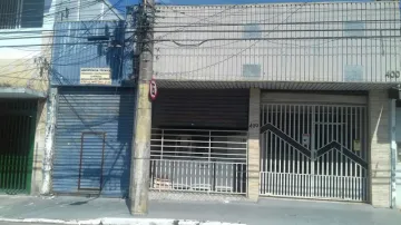 Prédio comercial com galpão