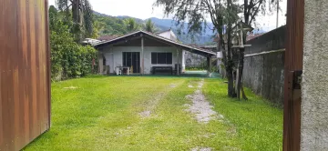 EXCELENTE OPORTUNIDADE: CASA BEM LOCALIZADA A 500 METROS DA PRAIA MARTIM DE SÁ - LITORAL NORTE