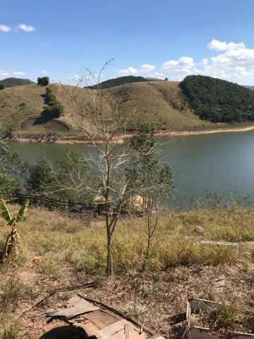 Terreno Condomínio Recanto Santa Barbara na  Cidade de Jambeiro