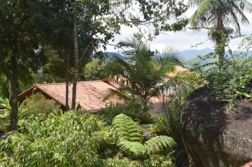 Lindíssima propriedade em Monteiro Lobato (Souza) - 3 suítes / piscina / vista / desocupado