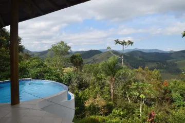 Lindíssima propriedade em Monteiro Lobato (Souza) - 3 suítes / piscina / vista / desocupado