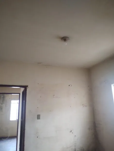 Casa no Jd. imperial com 02 dormitórios, imovel antigo, neste valor só esta considerando o terreno com 360 metros