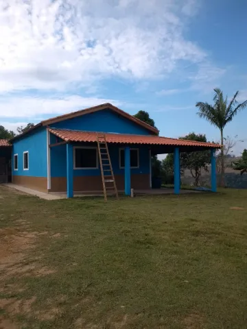 Chácara de frente a represa do Jaguari, respeitando o recuo de lei, pé na agua, casa com laje, 03 dormitórios, varanda, fogão a lenha, 02 vagas de garagem cobertas,