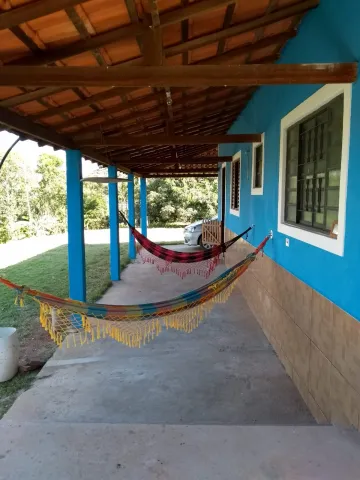 Chácara de frente a represa do Jaguari, respeitando o recuo de lei, pé na agua, casa com laje, 03 dormitórios, varanda, fogão a lenha, 02 vagas de garagem cobertas,