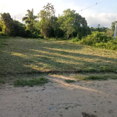 Terreno plano em Caraguatatuba, medindo 10 metros de frente e 29 metros de fundos. Fica no final do bairro Golfinho, com escritura registrada.