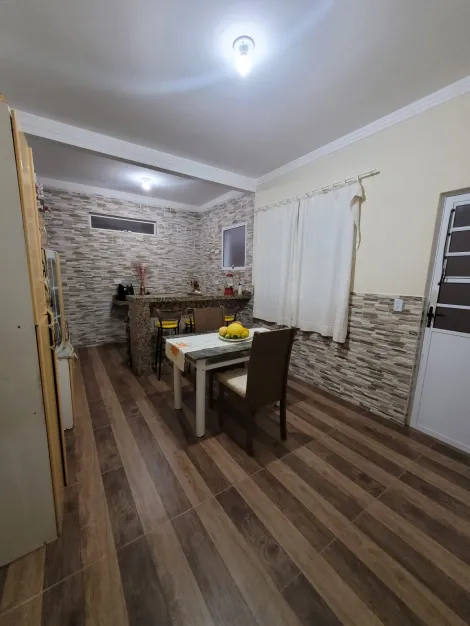 CASA COM 3 DORMITÓRIOS SENDO UMA  SUÍTE.