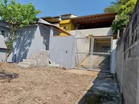 Terreno de 700 m², inteiro murado e com casa de 110 m²