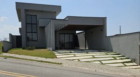 "A Morada dos Sonhos: Casa Térrea com Luxo, Conforto e Natureza à Sua Porta!"