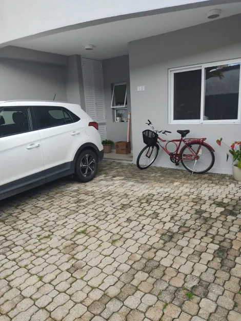 Apartamento triplex em Ubatuba, na praia Itagua, fica na quadra da praia bem proximo dos melhores restaurantes, condomínio com 14 unidades somente, muito tranquilo.