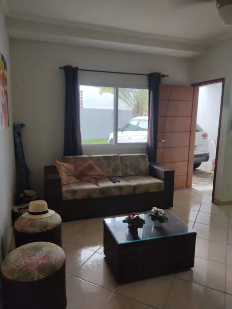 Apartamento triplex em Ubatuba, na praia Itagua, fica na quadra da praia bem proximo dos melhores restaurantes, condomínio com 14 unidades somente, muito tranquilo.