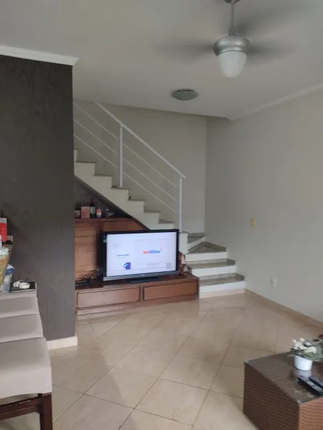 Apartamento triplex em Ubatuba, na praia Itagua, fica na quadra da praia bem proximo dos melhores restaurantes, condomínio com 14 unidades somente, muito tranquilo.