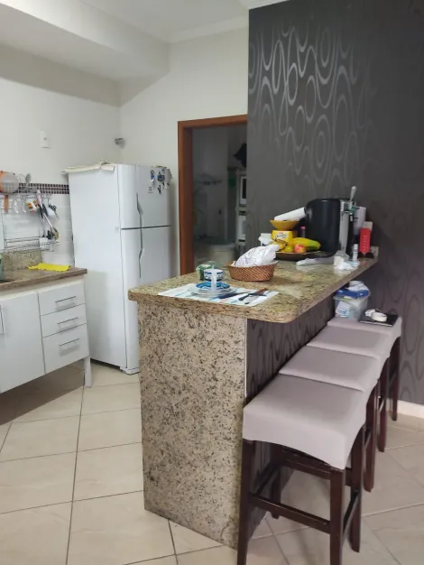 Apartamento triplex em Ubatuba, na praia Itagua, fica na quadra da praia bem proximo dos melhores restaurantes, condomínio com 14 unidades somente, muito tranquilo.