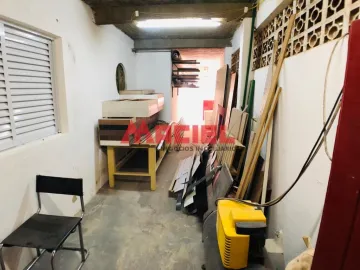 GALPÃO COM APTO EM CIMA E 2 CASAS AO LADO