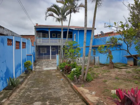 CASA 3 DORMITÓRIOS COM UMA SUITE E LOTE INTEIRO .