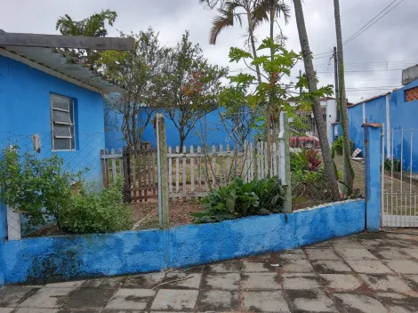 CASA 3 DORMITÓRIOS COM UMA SUITE E LOTE INTEIRO .