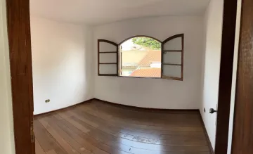 Sobrado no bairro Vila Tesouro com 232m² sendo 04 dormitórios e 01 suíte