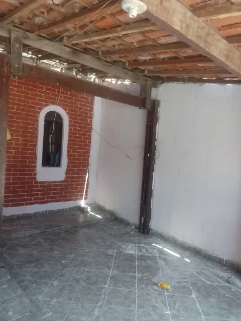 CASA COM 3 DORMITÓRIOS 1 SUITE E 2 VAGAS DE GARAGENS COBERTAS.