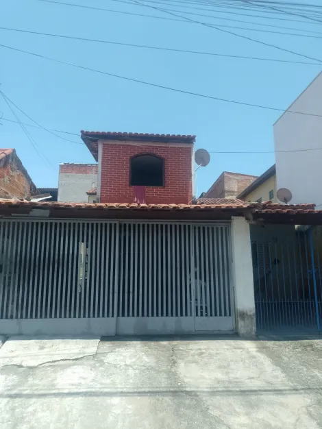 CASA COM 3 DORMITÓRIOS 1 SUITE E 2 VAGAS DE GARAGENS COBERTAS.