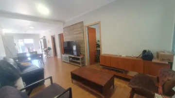 CASA 3 DORMITÓRIOS SENDO UMA SUITE E 3 VAGAS DE GARAGEM .