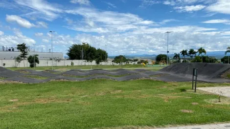 Título: Oportunidade Única: Terreno em Condomínio Fechado de Luxo com Infraestrutura Completa