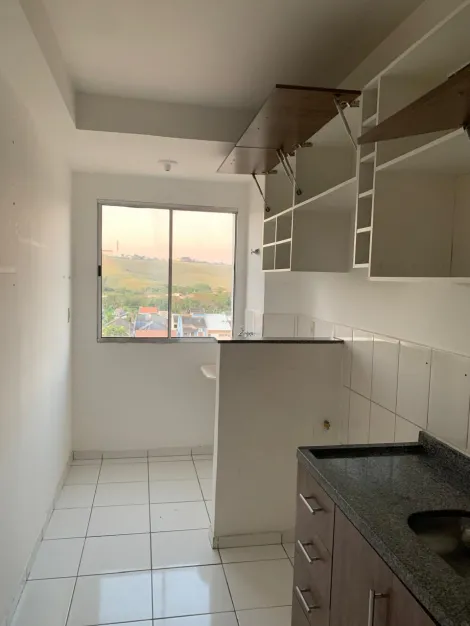 LINDO E AMPLO APARTAMENTO COM ELEVADOR E VARANDA!