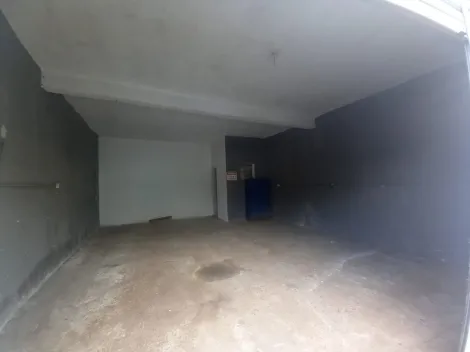 Salão comercial no bairro Santa Paula em Jacareí, com 45 metros, WC, com energia trifassica, aluguel R$ 850.00, também vende todo o predio de esquina por R$ 375.000.00 com 03 saloes e uma casa tipo edicula.