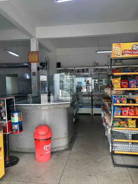 propriedade de esquina na vila tesouro e uma bela casa na parte superior com 7 comodos, também vende o fundo de comercio,( padaria ) por R$ 350.000.00