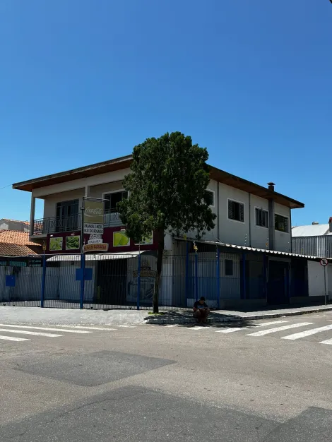 propriedade de esquina na vila tesouro e uma bela casa na parte superior com 7 comodos, também vende o fundo de comercio,( padaria ) por R$ 350.000.00