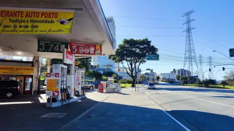 Terreno de esquina no centro da cidade no Jardim São Dimas, hoje no local funciona um posto de gasolina, este terreno faz frente para três ruas,