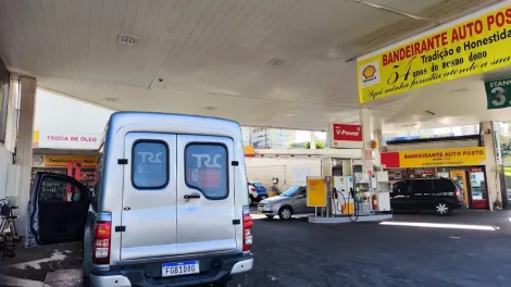 Terreno de esquina no centro da cidade no Jardim São Dimas, hoje no local funciona um posto de gasolina, este terreno faz frente para três ruas,