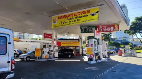 Terreno de esquina no centro da cidade no Jardim São Dimas, hoje no local funciona um posto de gasolina, este terreno faz frente para três ruas,