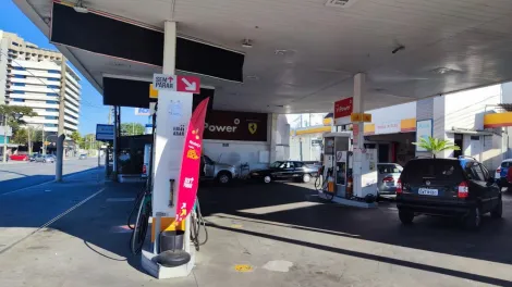 Terreno de esquina no centro da cidade no Jardim São Dimas, hoje no local funciona um posto de gasolina, este terreno faz frente para três ruas,